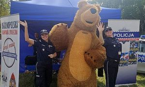 policjantki z wielka maskotką misia