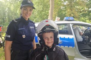 policjantka z chłopcem w stroju motocyklowym