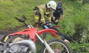 policjantka i strażak przy motocykliście