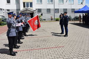 pełniący obowiązki Zastępcy Komendanta Wojewódzkiego Policji w Bydgoszczy insp. Jacek Witas i dowódca uroczystości witają się ze sztandarem