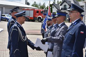 pełniący obowiązki Zastępcy Komendanta Wojewódzkiego Policji w Bydgoszczy insp. Jacek Witas wręcza policjantom nominacja na wyższe stopnie