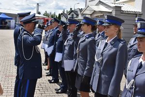 pełniący obowiązki Zastępcy Komendanta Wojewódzkiego Policji w Bydgoszczy insp. Jacek Witas wręcza policjantom nominacja na wyższe stopnie