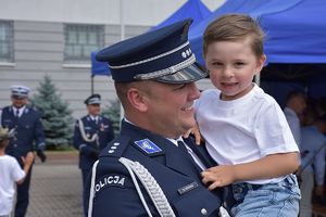 policjant z dzieckiem na ręku