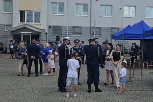 policjanci i goście na palcu komendy