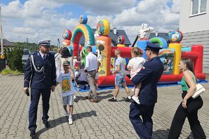 policjanci i goście przy dmuchanym placu zabaw