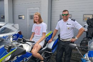 dziewczyna na motocyklu obok policjant