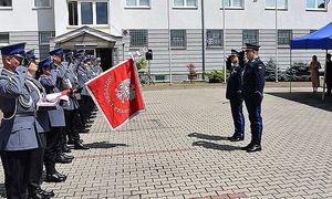 pełniący obowiązki Zastępcy Komendanta Wojewódzkiego Policji w Bydgoszczy insp. Jacek Witas i dowódca uroczystości witają się ze sztandarem