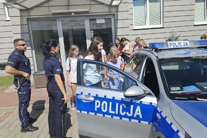 dzieci z policjantami przy radiowozie