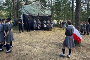 policjanci na harcerskim apelu