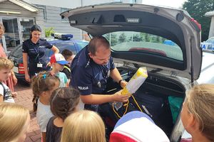 policjant pokazuje rzutkę ratowniczą