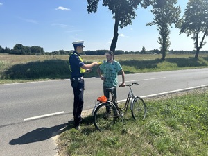 Policjant sprawdza stan trzeźwości rowerzysty