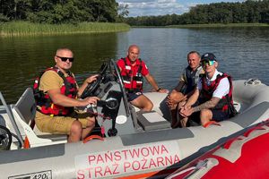 strażacy, woprowiec i policjant na pontonie