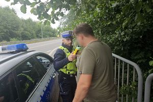 policjant kontroluje trzeźwość kierującego