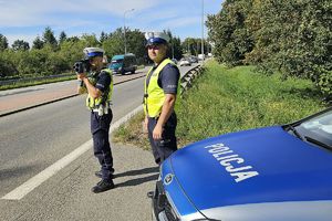 policjanci ruchu drogowego mierzą prędkość