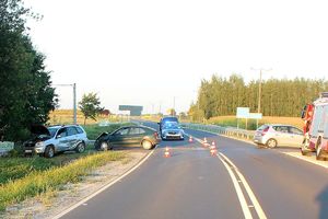 pojazdy, które brały udział w kolizji i radiowóz