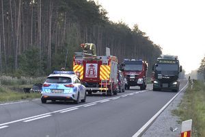 miejsce wypadku, na miejscu radiowóz i wóz straży pożarnej