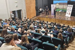 sala pełnia uczniów i policjanci na scenie