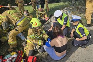 Strażacy i policjanci udzielają pierwszej pomocy poszkodowanym w wypadku