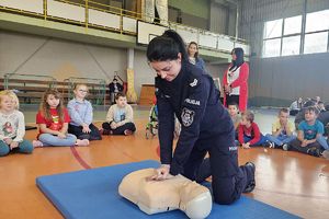 policjantka demonstruje czynności ratownicze