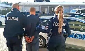 policjanci prowadzą zatrzymanego