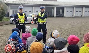 policjanci ruchu drogowego z dziećmi