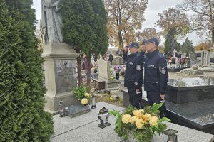 policjanci oddają honor poległemu