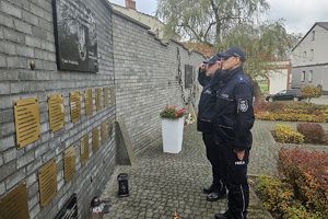 policjanci oddają honor poległym kolegom