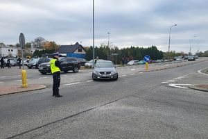 policjanci ruchu drogowego na skrzyżowaniu