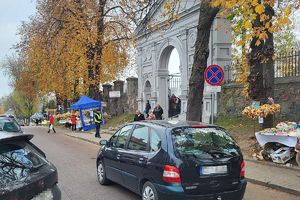 policjant przed cmentarzem