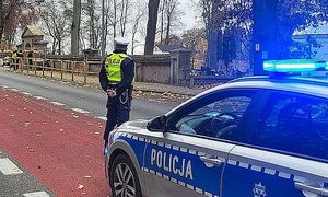 policjant ruchu drogowego przy cmentarzu