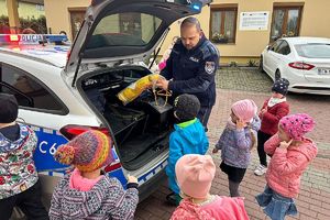 policjant pokazuje dzieciom sprzęt ratowniczy