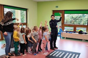 policjanci uczą dzieci zasad przechodzenia przez jezdnię