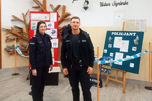 policjanci przy policyjnej wystawce