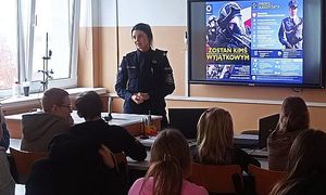 policjantka rozmawia z uczniami