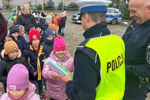 policjanci rozdają dzieciom odblaski