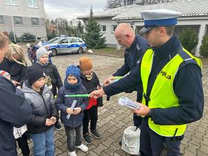 policjanci rozdają dzieciom odblaski