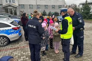 policjanci rozdają dzieciom odblaski