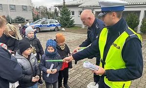 policjanci wręczają dzieciom odblaski