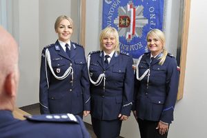 policjantki w mundurach galowych