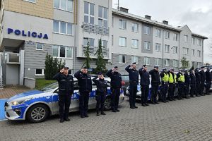 policjanci salutują przed komendą