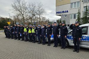 policjanci salutują przed komendą