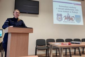 policjantka prezentuje kalendarz