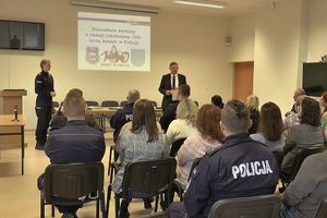 policjantka prowadząca promocję, wójt i zebrani goście