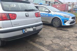 kontrolowane w Lipnie auto i policyjny radiowóz