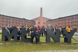 policjantki z dziećmi na Wyspie Młyńskiej w Bydgoszczy