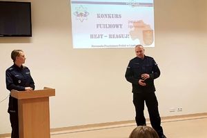 policjantka i przemawiający komendant