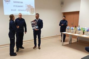 policjanci wręczyli burmistrzowi kalendarz komendy