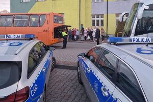 policjanci kontrolują autokar