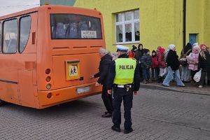 policjanci kontrolują autokar