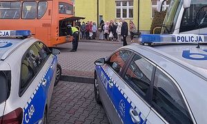 policjanci kontrolują autokar